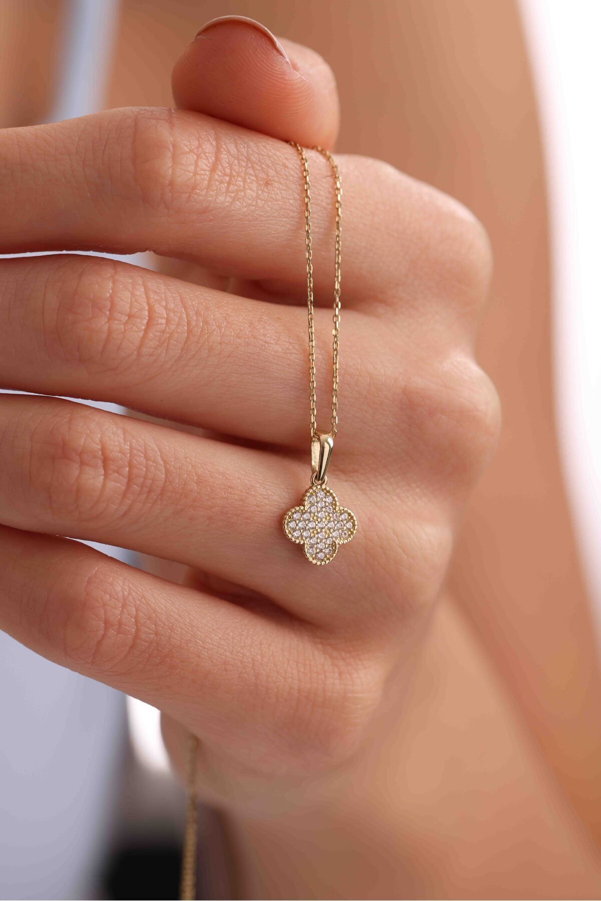 14 Ayar Altın Taşlı Yonca Kolye