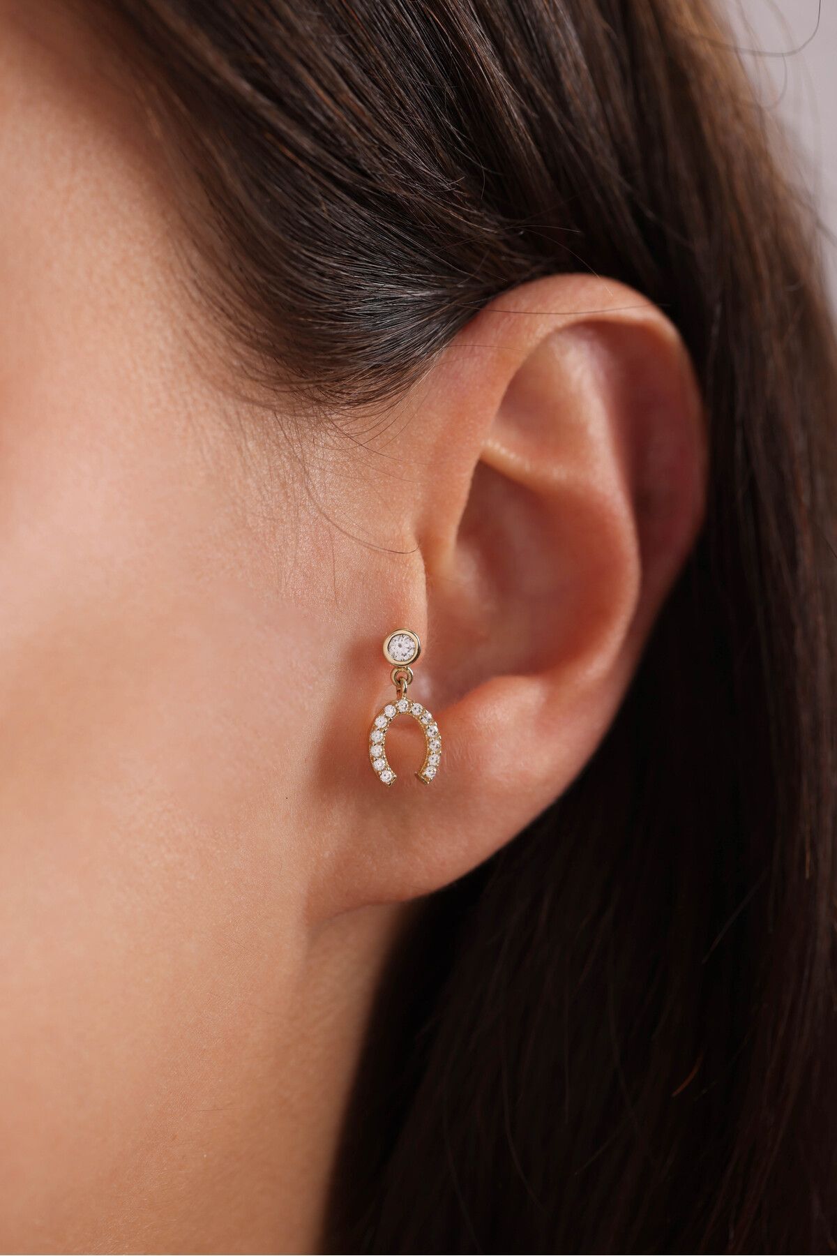 14 Ayar Altın Taşlı Sallantılı Nal Tragus Küpe