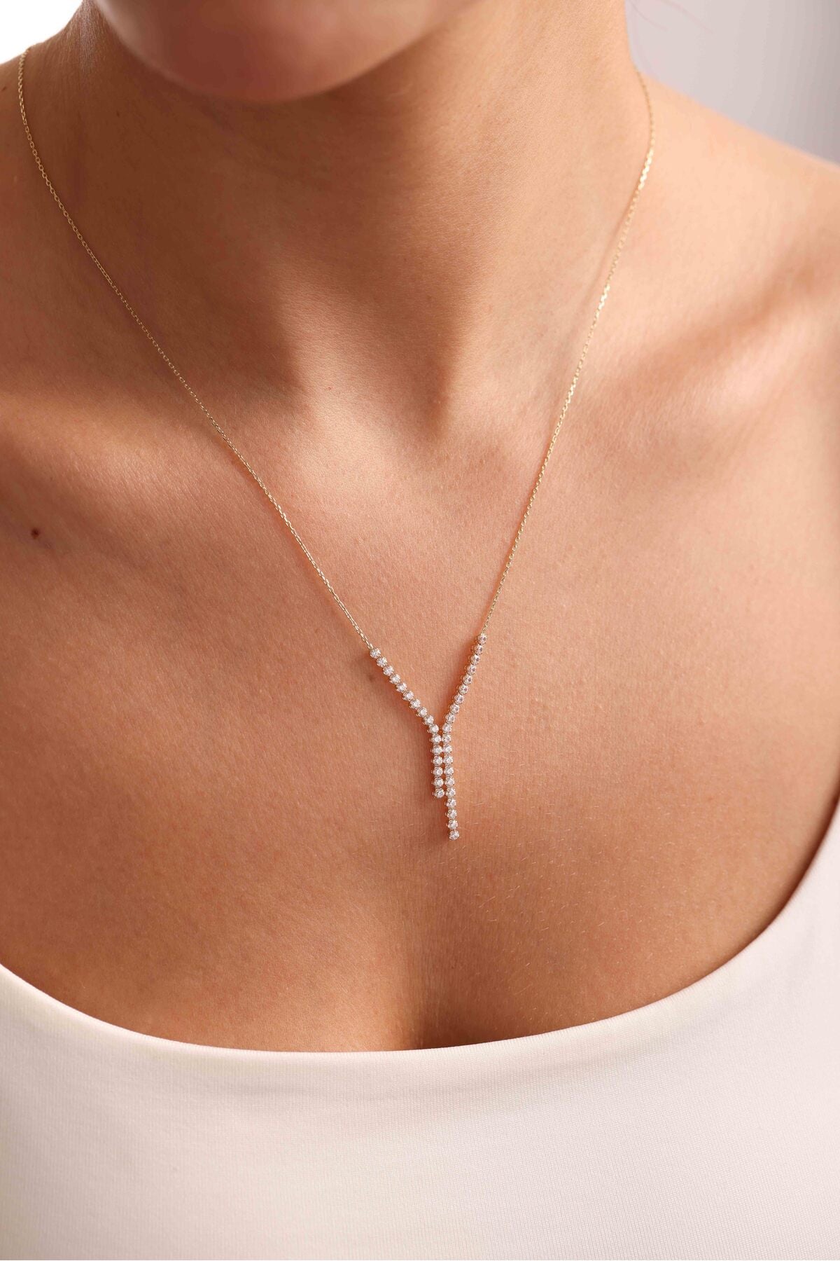 14 Ayar Altın Beyaz Taşlı Su Yolu Sallantılı Kolye