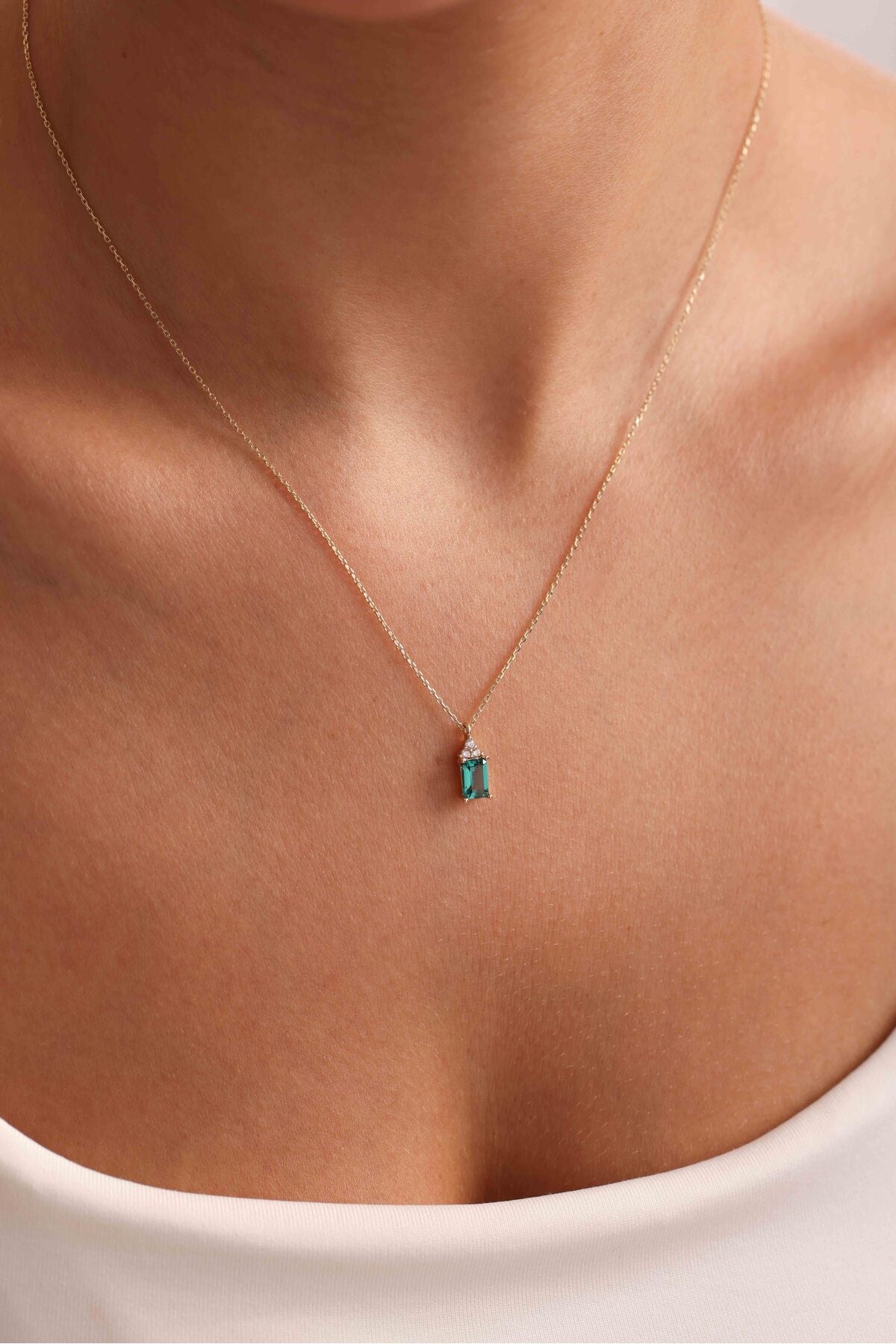 14 Ayar Altın Yeşil Baget Taşlı Beyaz Taş Detaylı Kolye