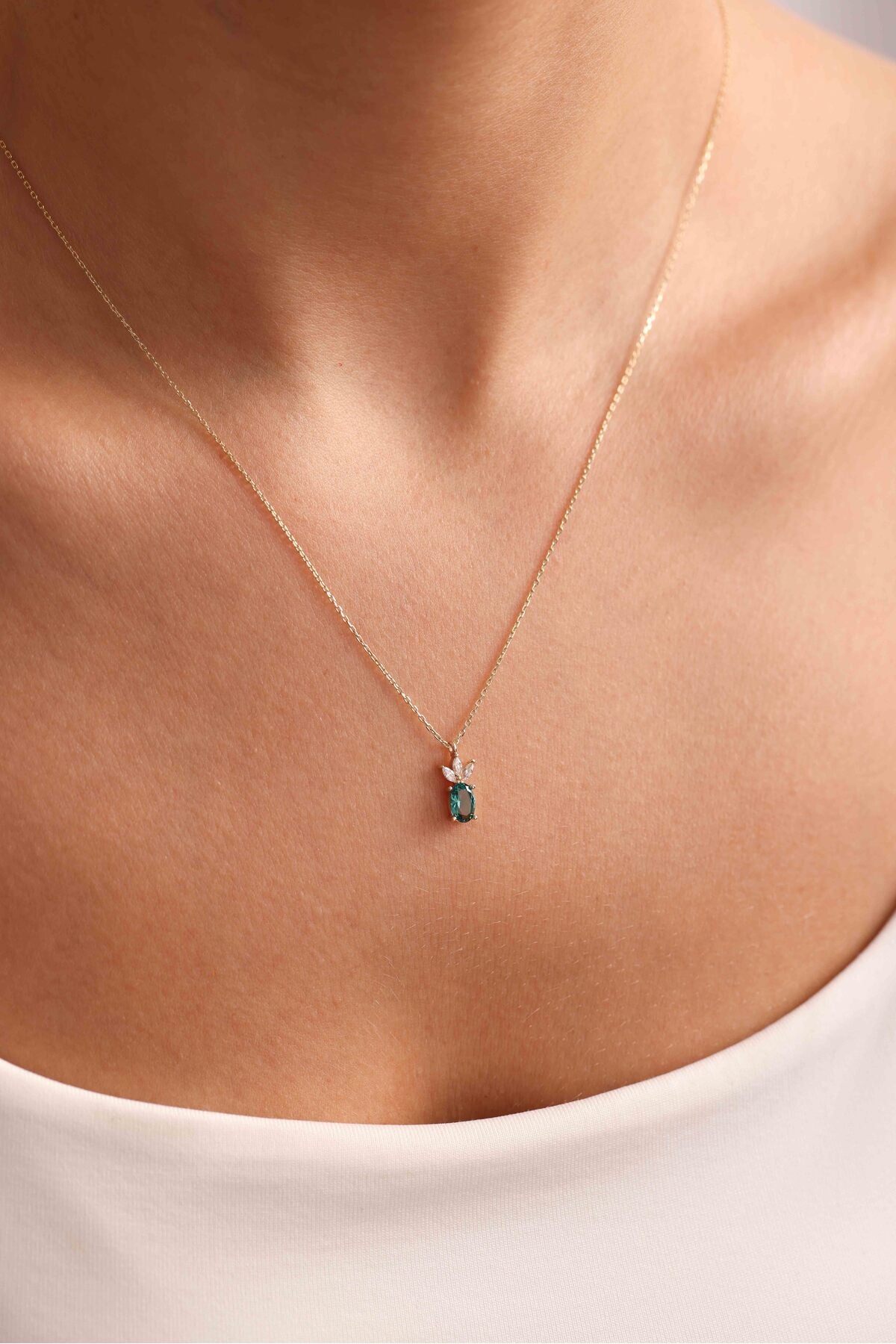 14 Ayar Altın Yeşil Oval Taşlı Kolye