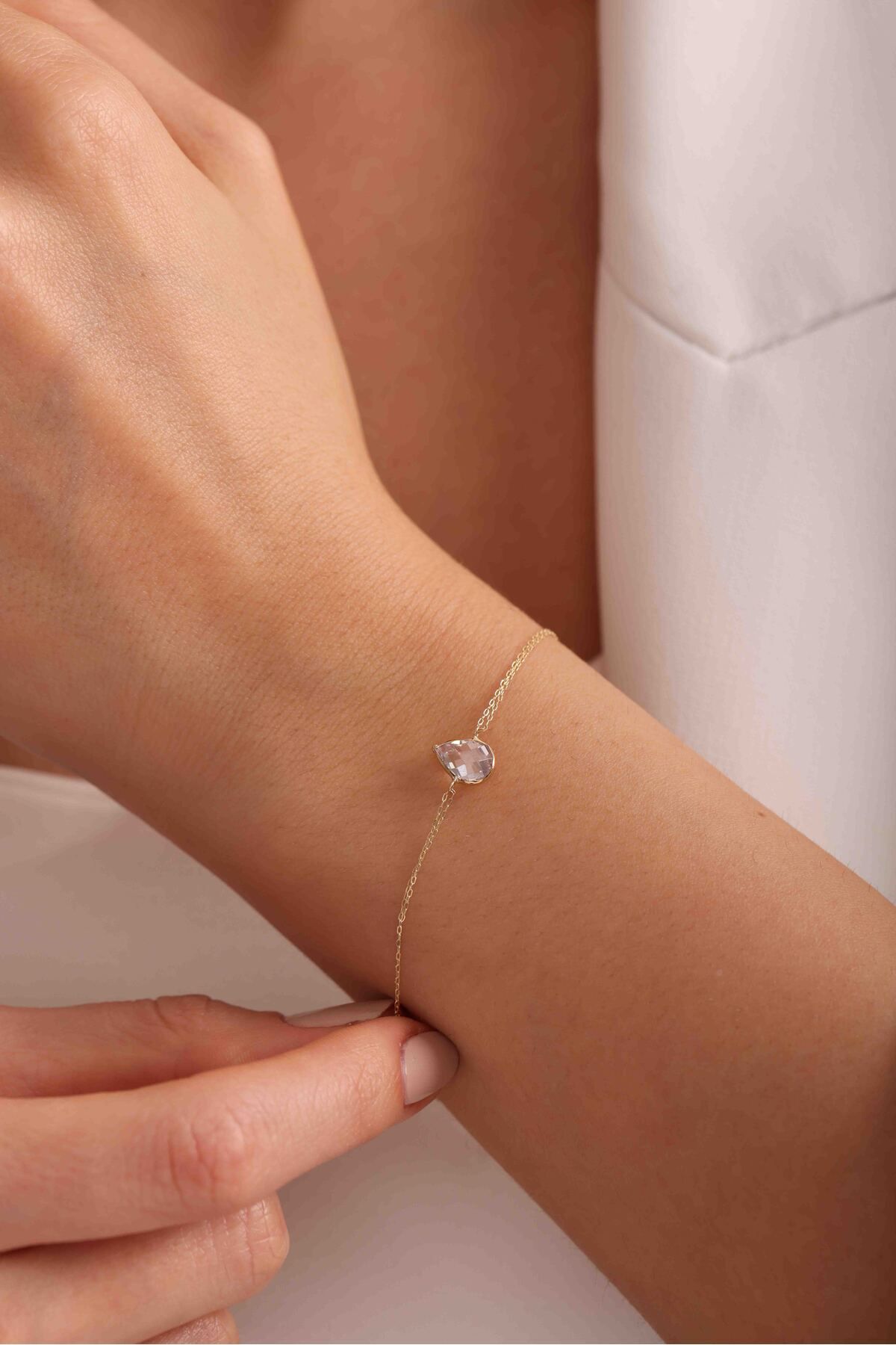 14 Ayar Altın Zarif Tek Taşlı Bileklik