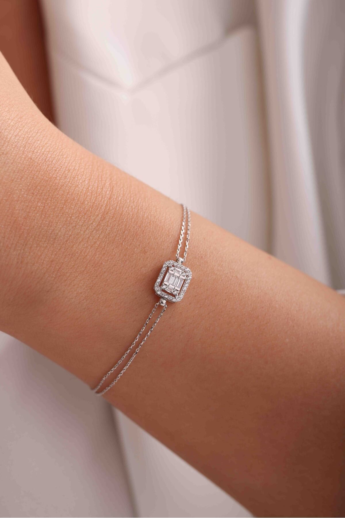 14 Ayar Altın 5 Baget Taşlı Hayalet Beyaz Altın Bileklik