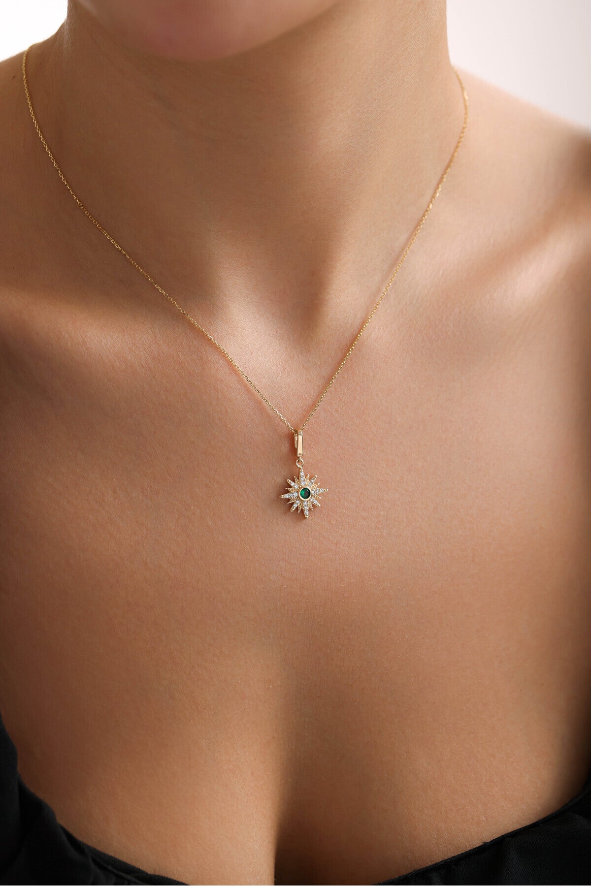 14 Ayar Altın Yeşil Taşlı Mith Kutup Yıldızı Kilitli Charm Kolye Ucu