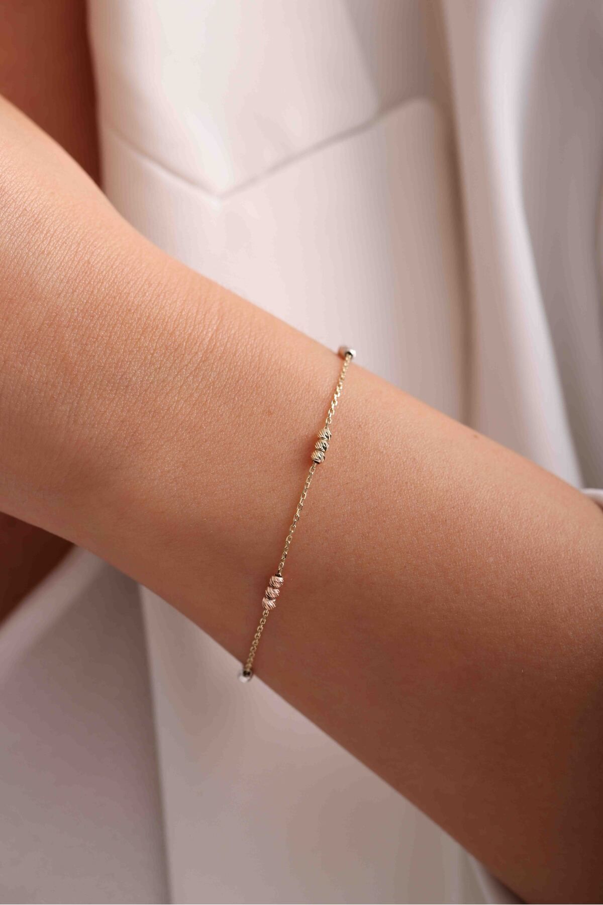 14 Ayar Altın Zarif Zincirli 3 Renk 3 Top Dorika Bileklik