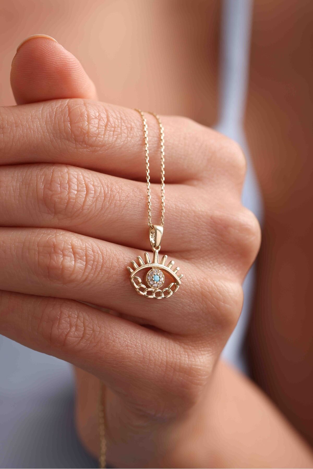 14 Ayar Altın Zincir Detaylı Mavi Beyaz Taşlı Kirpikli Göz Kolye