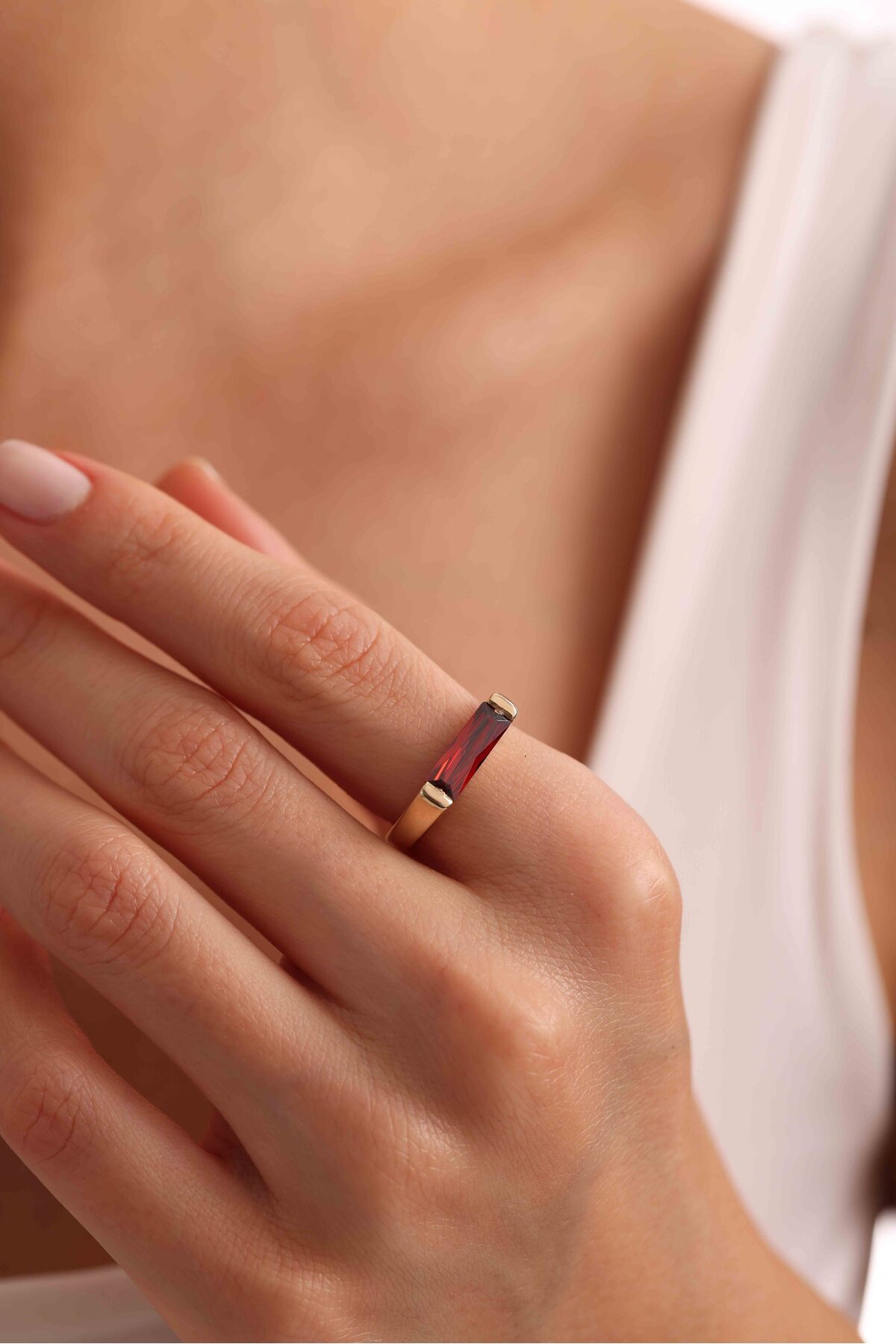 14 Ayar Altın Uzun Bordo Baget Taşlı Lungo Yüzük