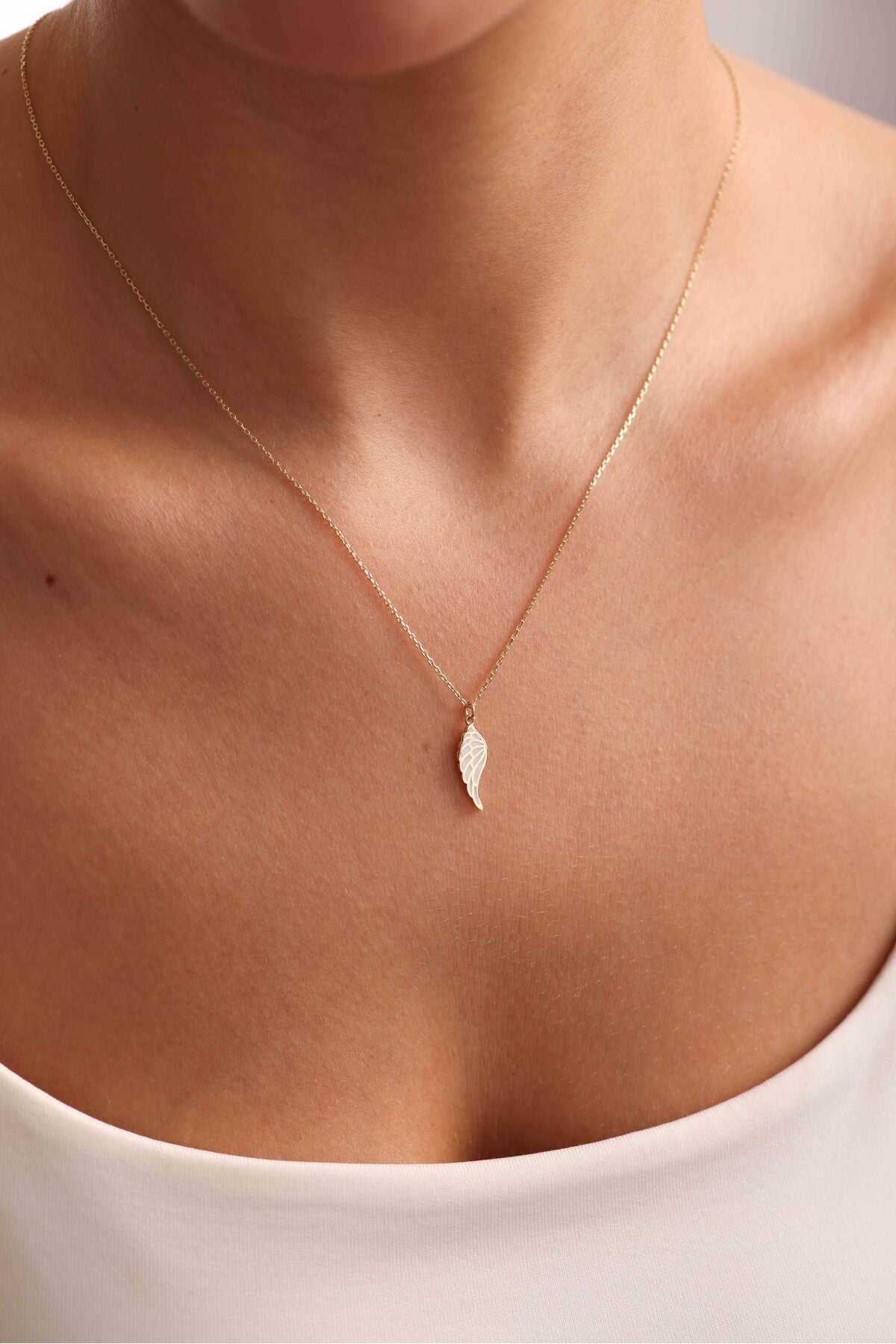 14 Ayar Altın Beyaz Mineli Melek Kanat Kolye