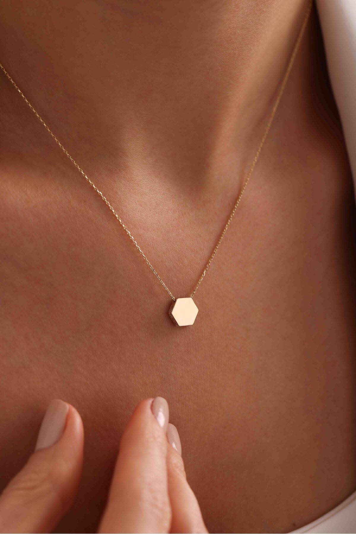 14 Ayar Yanları Taşlı Petek Altın Kolye