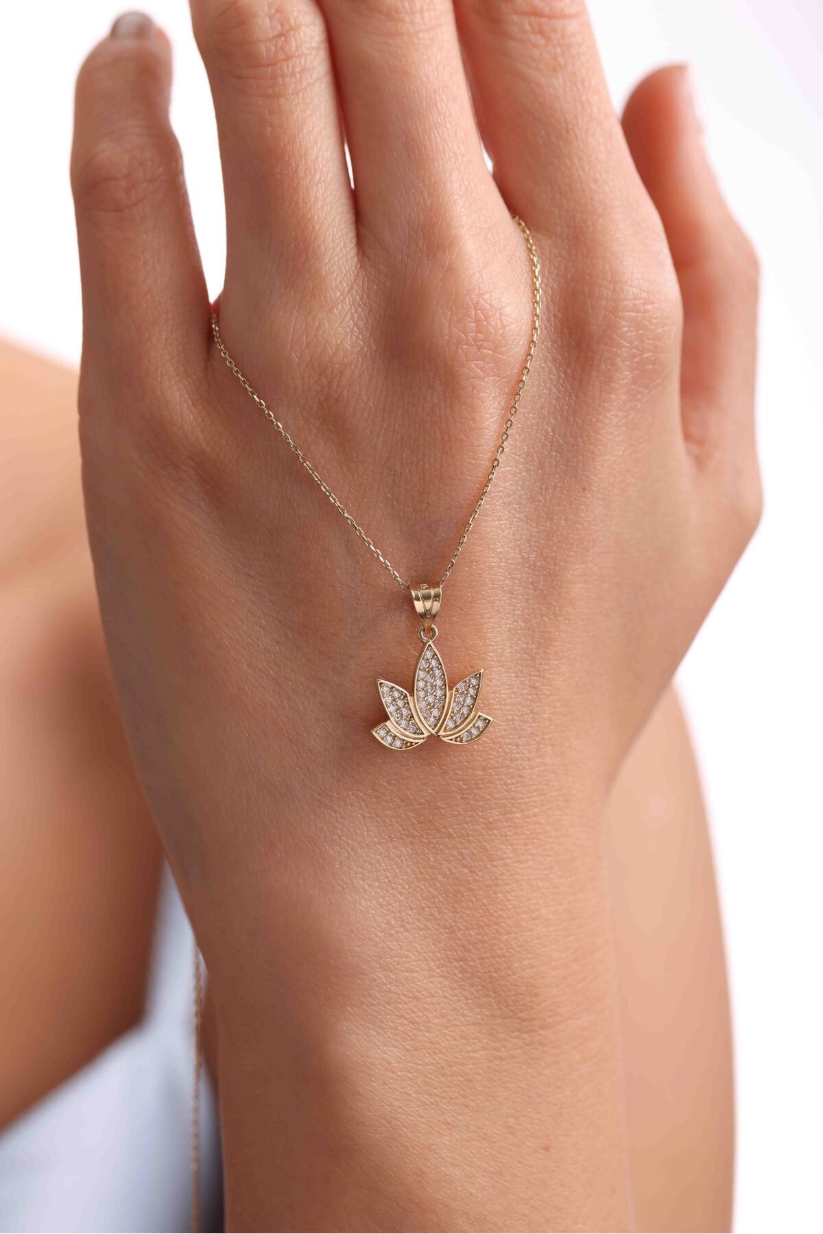 14 Ayar Altın Taşlı Lotus Çiçeği Kolye
