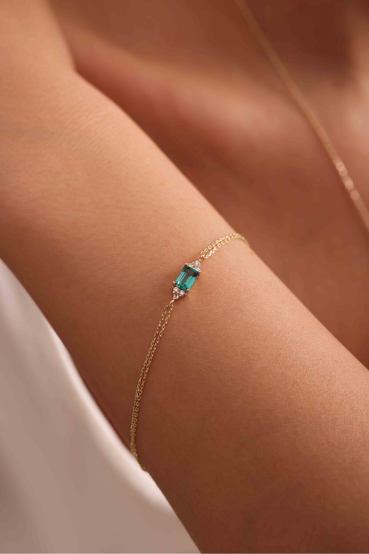 14 Ayar Altın Yeşil Baget Taşlı Beyaz Taş Detaylı Bileklik