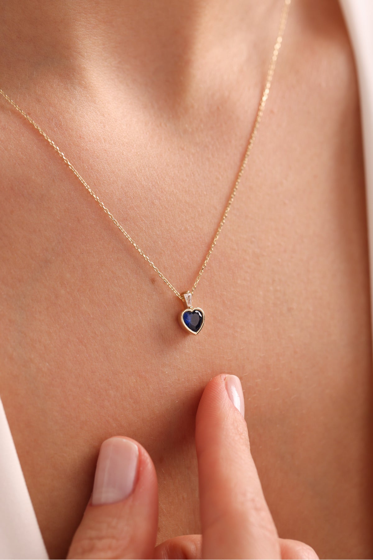 14 Ayar Altın Lacivert Kalp Taşlı Beyaz Baget Taşlı Kolye