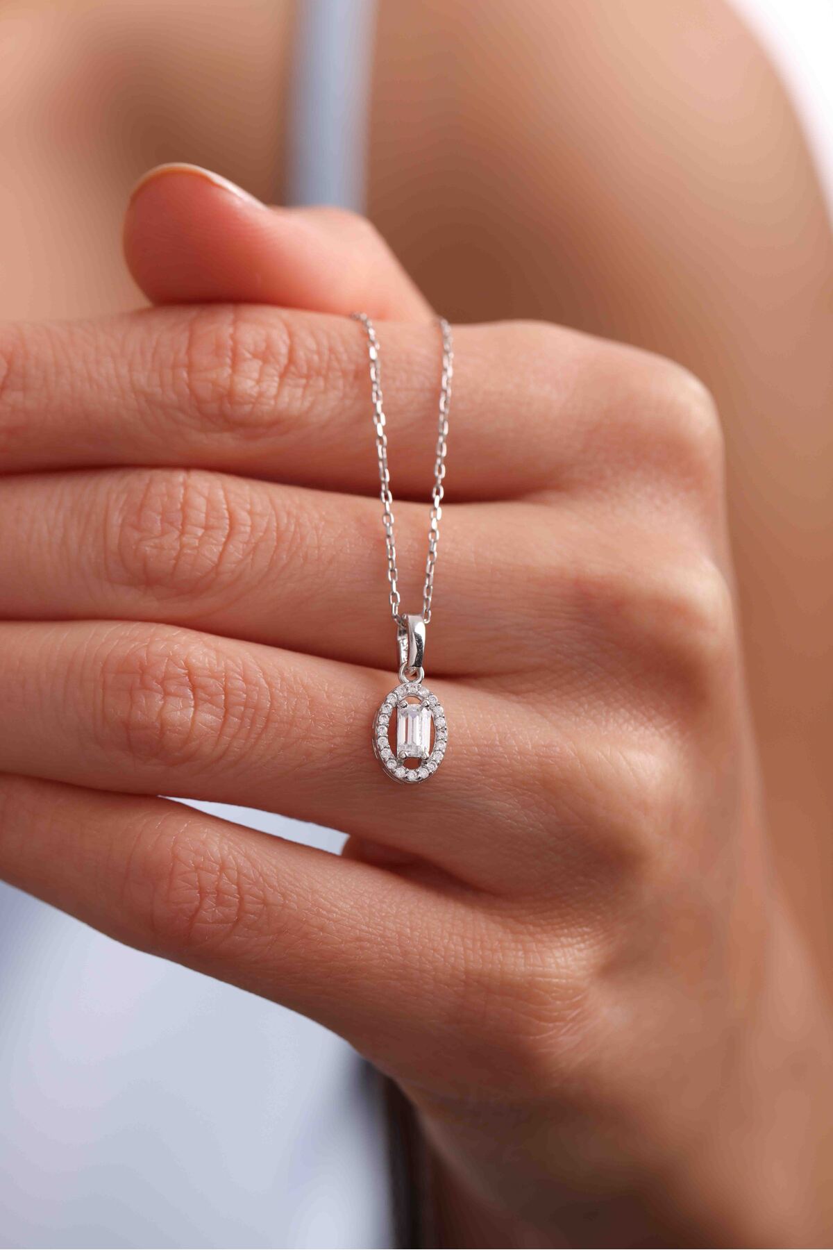 14 Ayar Altın Oval Form Taşlı Beyaz Altın Baget Kolye Ucu