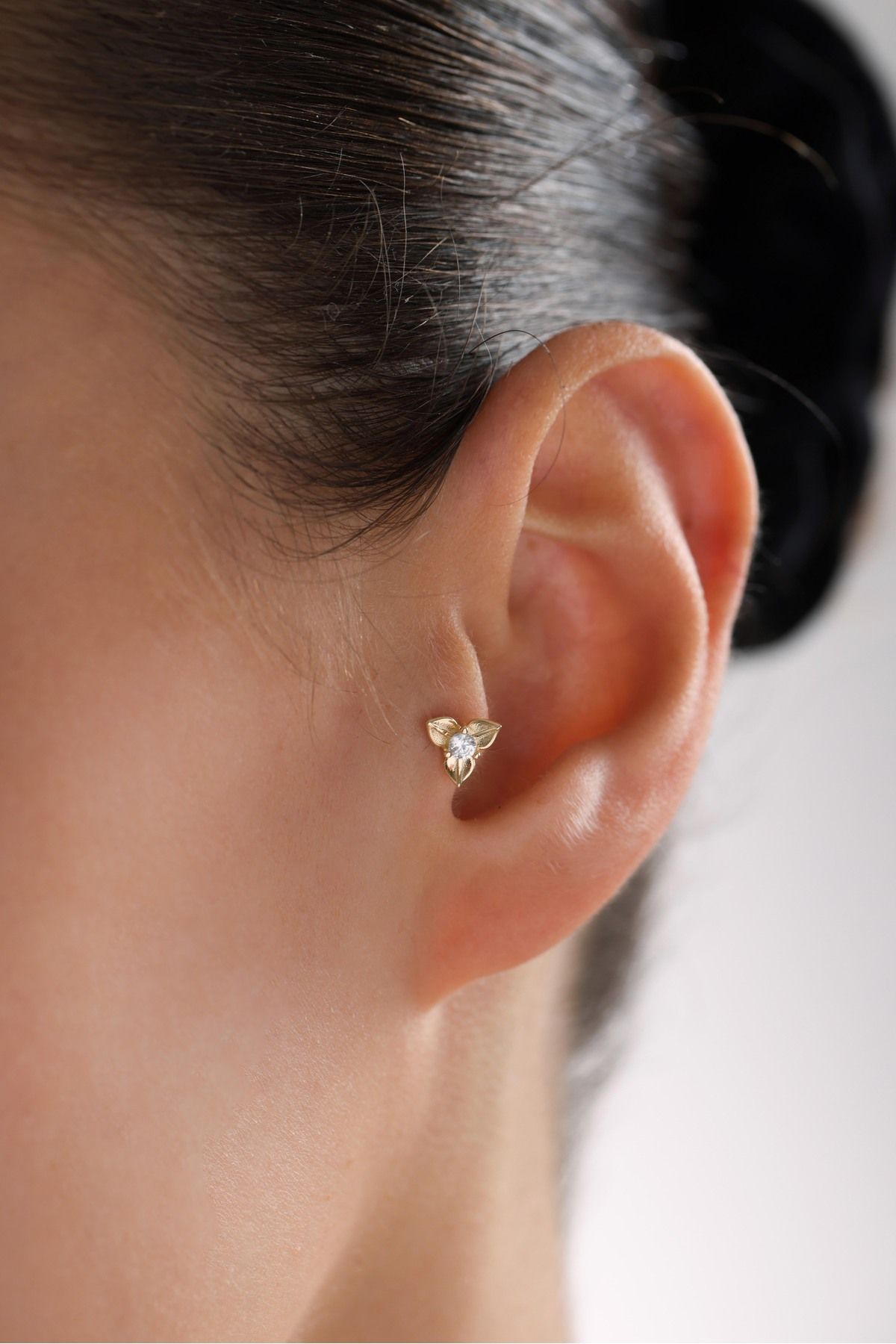 14 Ayar Altın 3 Yapraklı Taşlı Çiçek Tragus Küpe