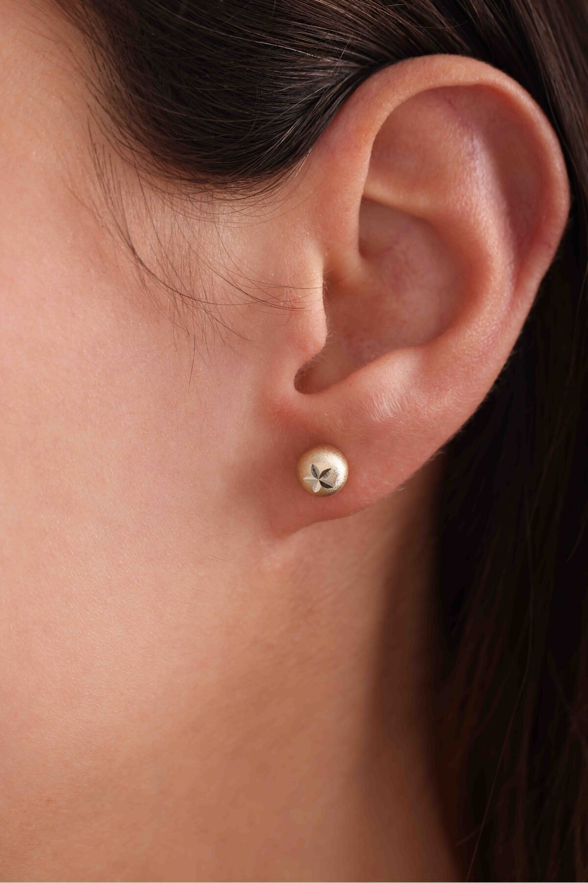 14 Ayar Altın Kumlu Mat Yıldız Kalemli Top Küpe